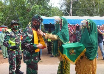 Aster Kasad Disambut Dengan Tapung Tawar Di lokasi TMMD