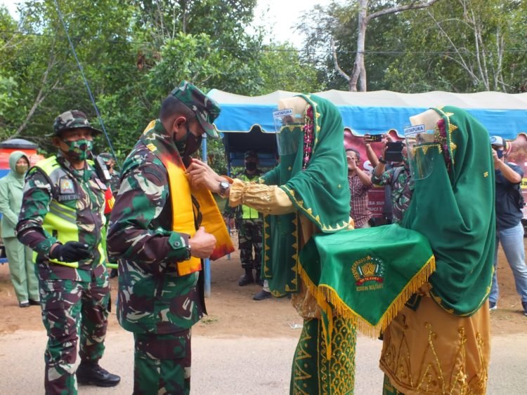Aster Kasad Disambut Dengan Tapung Tawar Di lokasi TMMD
