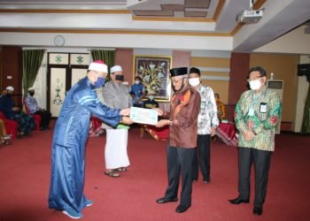 KH Khalilurrahman Serahkan Insentif Kepada Guru Ngaji