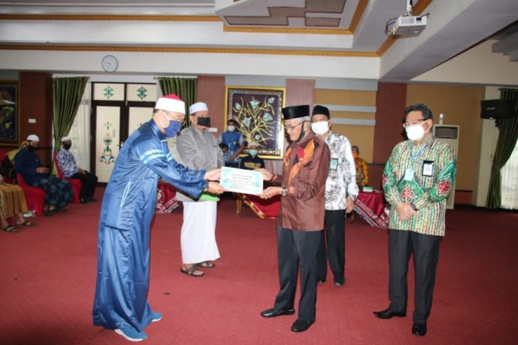KH Khalilurrahman Serahkan Insentif Kepada Guru Ngaji