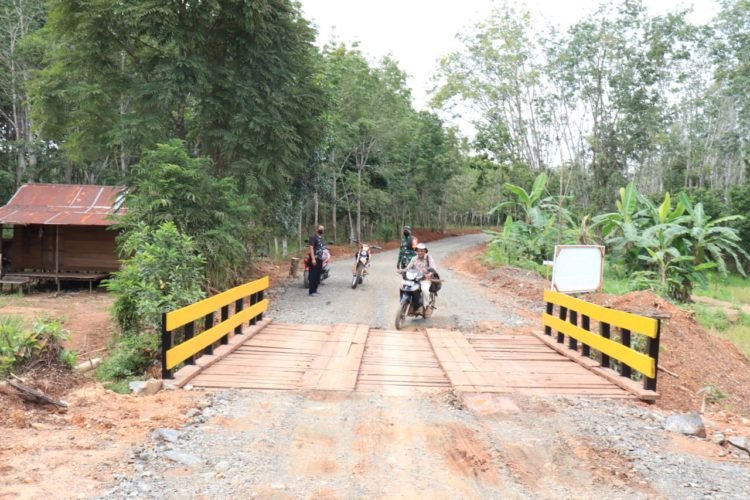 100 Persen Jembatan Kayu Ulin Selesai
