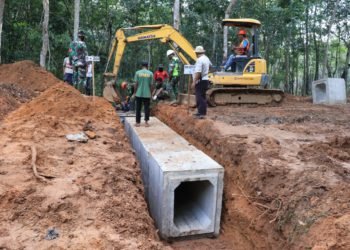 Warga Bersama TNI Gotong Royong Memasang Box Beton Dilokasi TMMD