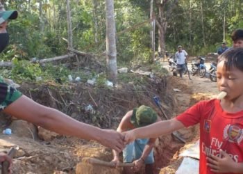 Keakraban Anak Anak Dengan Satgas TMMD