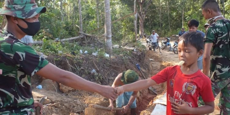 Keakraban Anak Anak Dengan Satgas TMMD