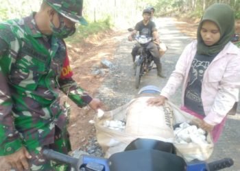 Walau Tak Diminta, Satgas TMMD Bantu Warga Disaat Santai