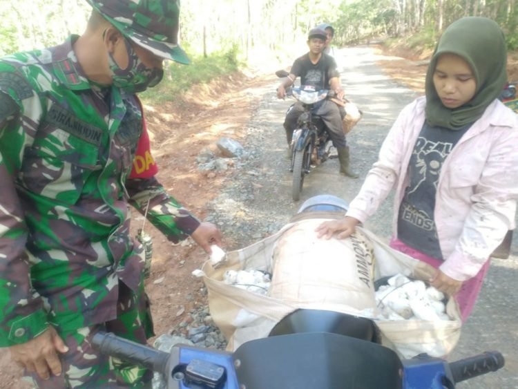 Walau Tak Diminta, Satgas TMMD Bantu Warga Disaat Santai