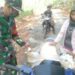 Walau Tak Diminta, Satgas TMMD Bantu Warga Disaat Santai
