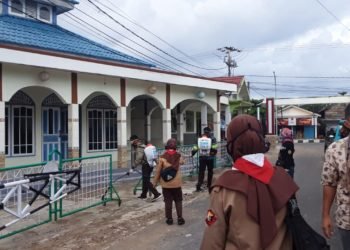 Garis Relawan Semprotkan Disinfektan Untuk Memutus Penyebaran Covid-19