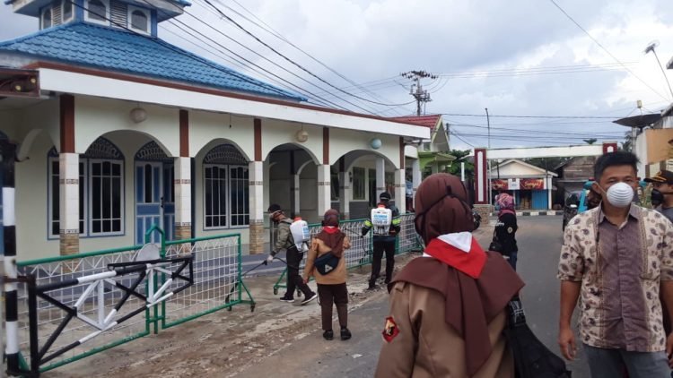 Garis Relawan Semprotkan Disinfektan Untuk Memutus Penyebaran Covid-19