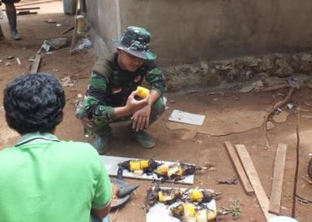 Warga Santap Jagung Bakar Bersama Dengan TNI