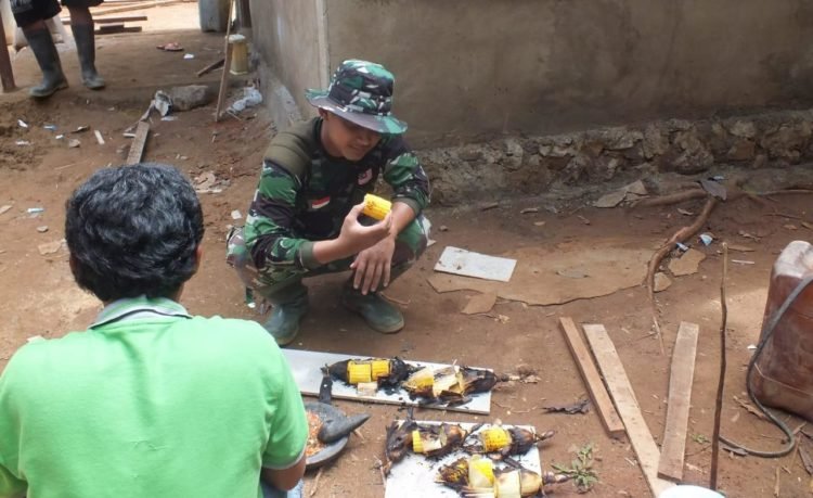 Warga Santap Jagung Bakar Bersama Dengan TNI