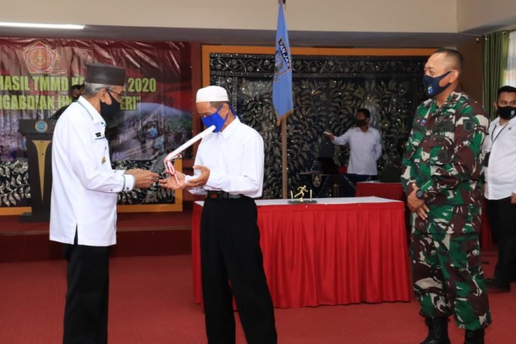 Bupati Banjar Sertahkan Kunci Rumah Yang Sudahg Direhab TMMD