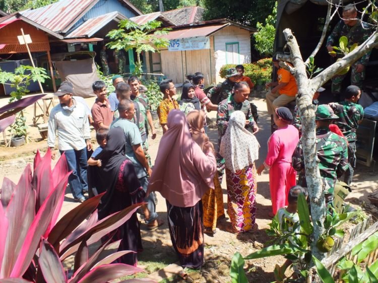 Satgas TMMD Pamitan Dengan Warga