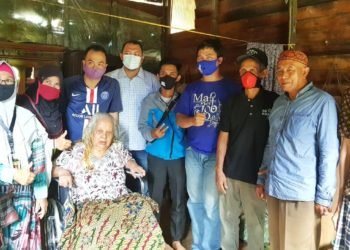 Tim Shalokal.com Serahkan Kursi Roda Kepada Lansia Korban Kebakaran Cempaka