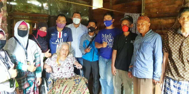 Tim Shalokal.com Serahkan Kursi Roda Kepada Lansia Korban Kebakaran Cempaka