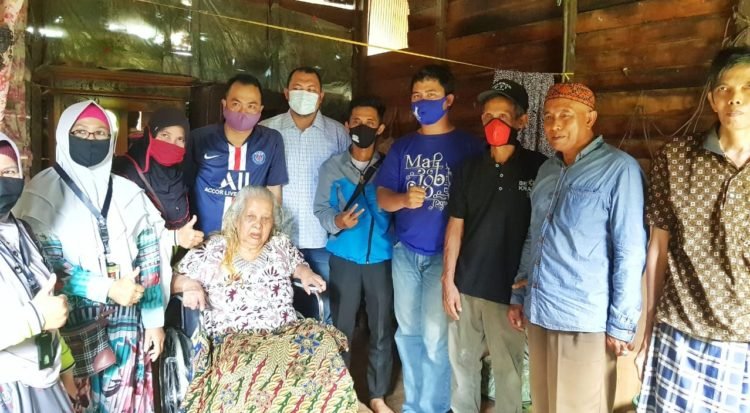 Tim Shalokal.com Serahkan Kursi Roda Kepada Lansia Korban Kebakaran Cempaka