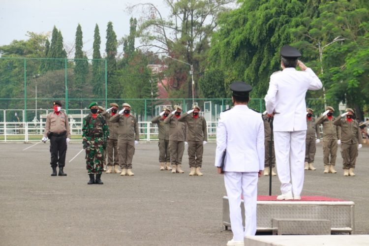 Upacara Pengibaran Bendera Merah Putih Diiringi Doa Untuk Nadjmi Adhani