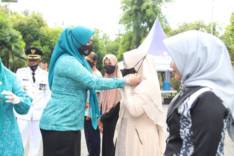 Gerakan Gebrak Masker, Ketua TP PKK Kabupaten Banjar Laksanakan Di Beberapa Tempat