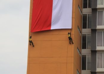Bendera Merah Putih Terpanjang di Kalimantan Berkibar di Aston Banua Hotel