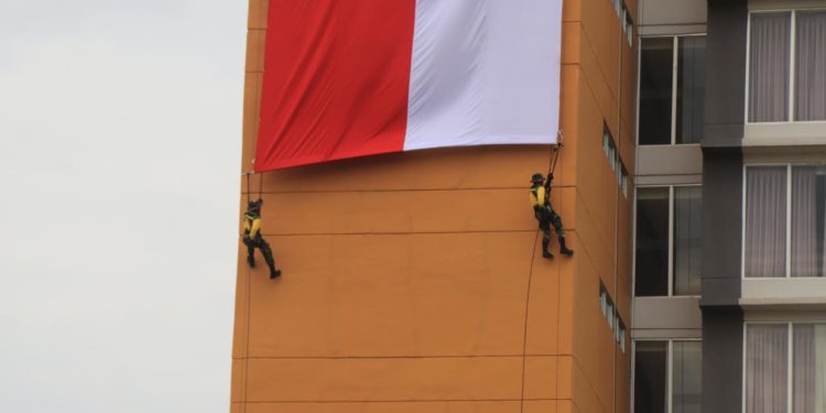 Bendera Merah Putih Terpanjang di Kalimantan Berkibar di Aston Banua Hotel