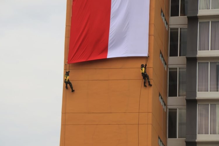 Bendera Merah Putih Terpanjang di Kalimantan Berkibar di Aston Banua Hotel