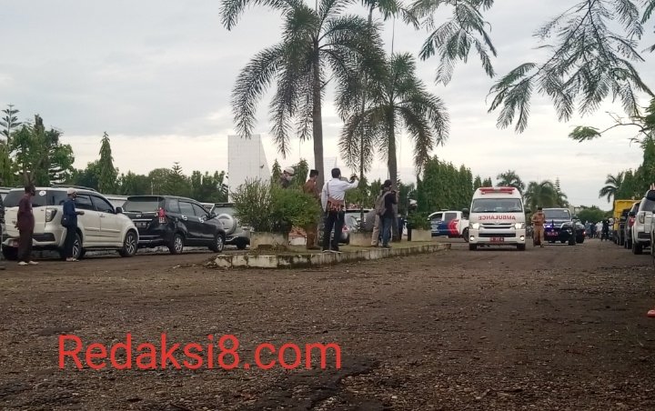Gallery Photo : Prosesi Salat Jenazah Walikota Banjabaru Nadjmi Adhani. 5 S00810 082849182