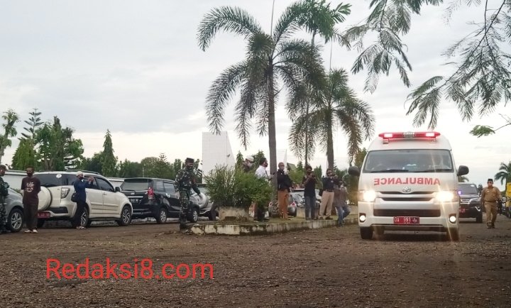 Gallery Photo : Prosesi Salat Jenazah Walikota Banjabaru Nadjmi Adhani. 6 S00810 082855731