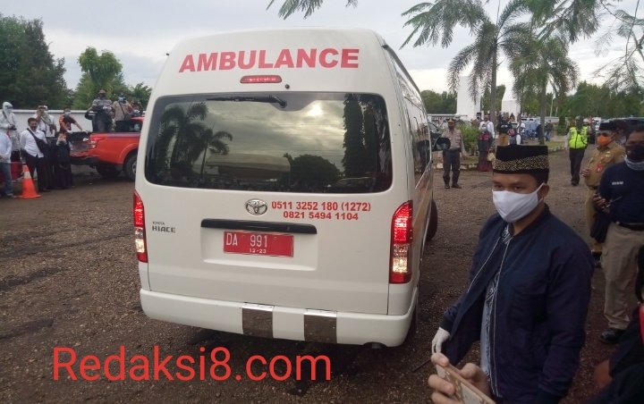 Gallery Photo : Prosesi Salat Jenazah Walikota Banjabaru Nadjmi Adhani. 9 S00810 082921901