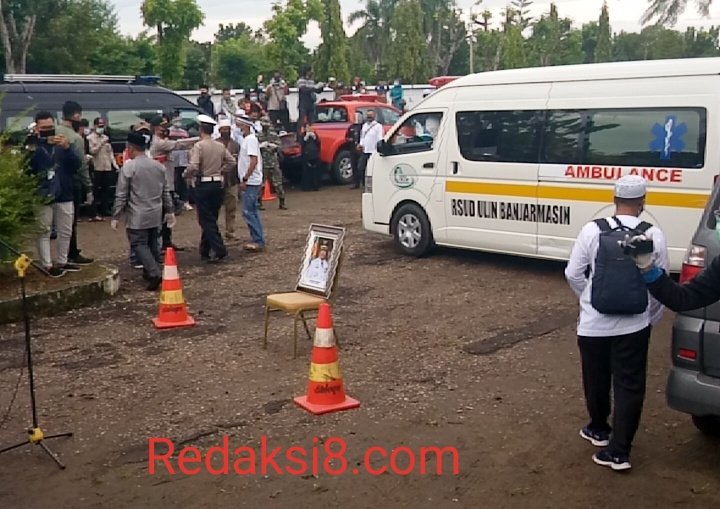 Gallery Photo : Prosesi Salat Jenazah Walikota Banjabaru Nadjmi Adhani. 10 S00810 082933661