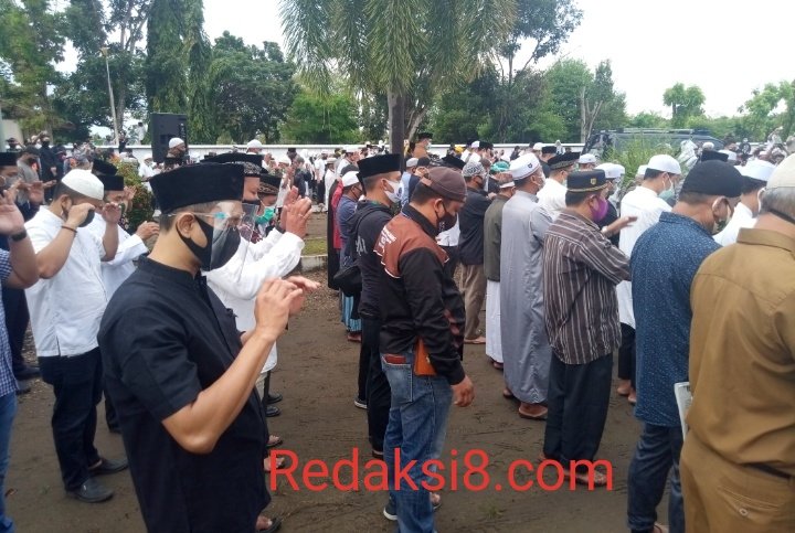 Gallery Photo : Prosesi Salat Jenazah Walikota Banjabaru Nadjmi Adhani. 11 S00810 082955711