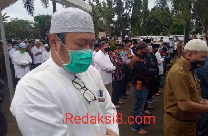 Gallery Photo : Prosesi Salat Jenazah Walikota Banjabaru Nadjmi Adhani. 12 S00810 083001881