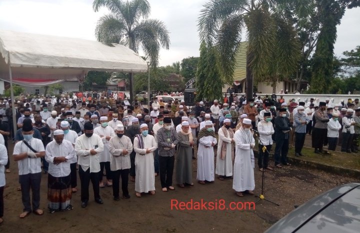 Gallery Photo : Prosesi Salat Jenazah Walikota Banjabaru Nadjmi Adhani. 13 S00810 083008861