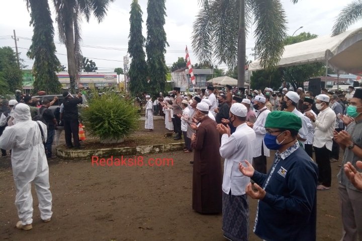 Gallery Photo : Prosesi Salat Jenazah Walikota Banjabaru Nadjmi Adhani. 19 S00810 083100851