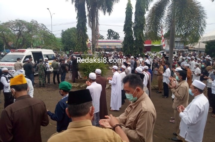 Gallery Photo : Prosesi Salat Jenazah Walikota Banjabaru Nadjmi Adhani. 20 S00810 083108301