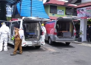 Mobil Ambulan Pembawa Orang Yang Terkonfirmasi Positif