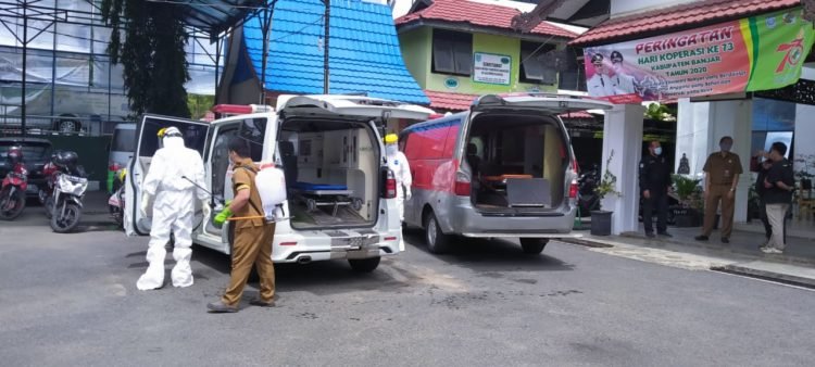 Mobil Ambulan Pembawa Orang Yang Terkonfirmasi Positif