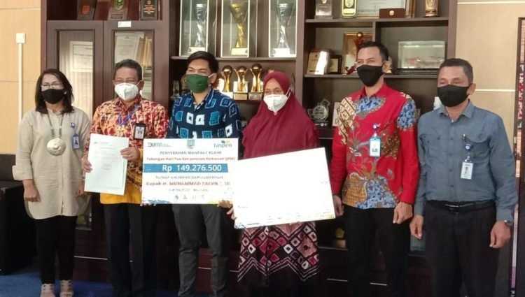 PT Taspen Serahkan Santunan Kematian Untuk ASN Kabupaten Banjar