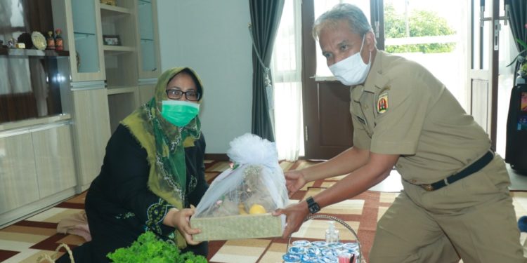 Silaturahmi Setdako Banjarbaru  ke Keluarga Almarhum Nadjmi Adhani