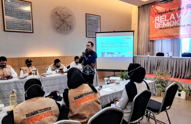 25 Relawan Demokrasi Pilkada Resmi Dikukuhkan KPU Kabupaten Banjar