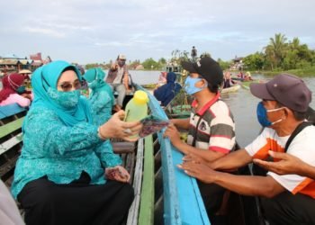 Pasar Terapung Jadi Sasaran Pembagian Masker Oleh TP PKK Kabupaten Banjar