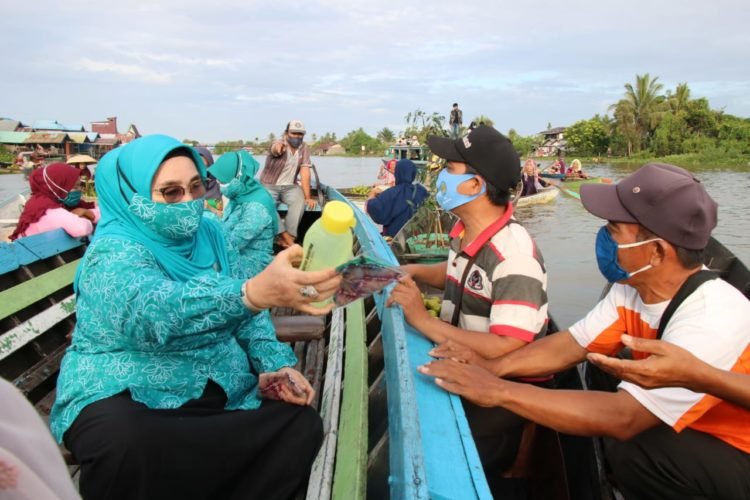 Pasar Terapung Jadi Sasaran Pembagian Masker Oleh TP PKK Kabupaten Banjar