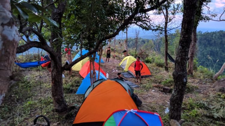 Camp Mananjak Di Bukit Hantayung , Mamarakakan Nang Jauh, Marakatakan Yang Parak