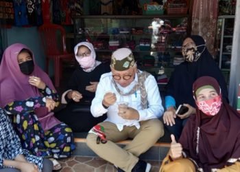 Sembari Serap  Aspirasi, Haris-Ilham Bagikan Masker Gratis Hingga Makan Es Doger Bersama Warga