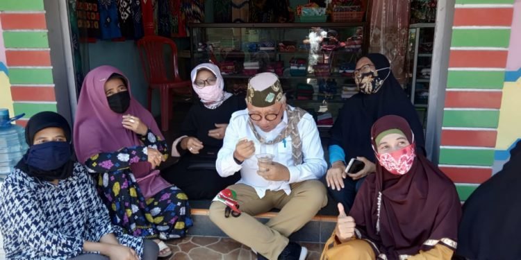 Sembari Serap Aspirasi, Haris-Ilham Bagikan Masker Gratis Hingga Makan Es Doger Bersama Warga