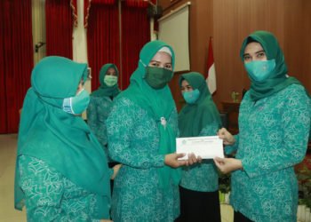 Ketua TP PKK Kalsel Serahkan 25.000 Masker Untuk Banjarbaru