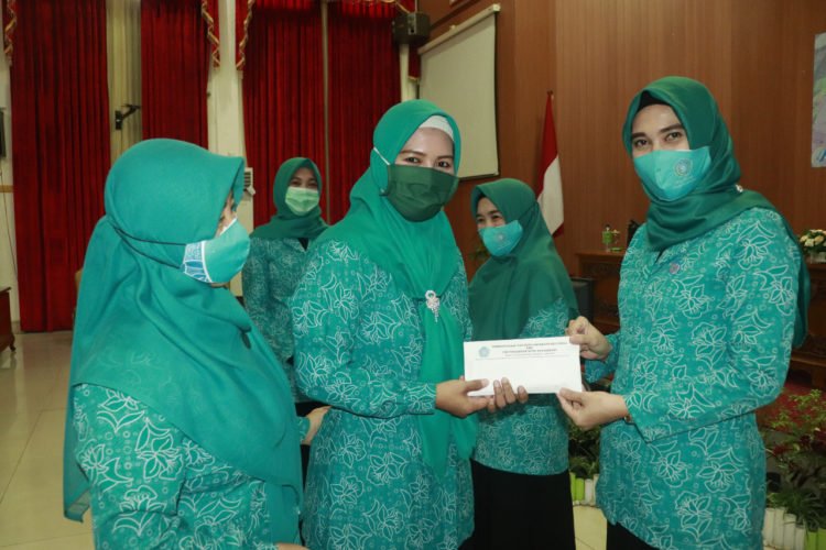 Ketua TP PKK Kalsel Serahkan 25.000 Masker Untuk Banjarbaru