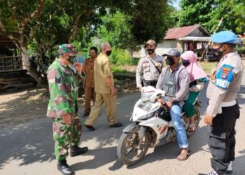 Babinsa Pengaron Datangi Tempat Keramaian Guna Menghimbau Masyarakat