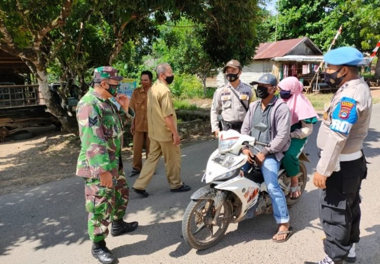 Babinsa Pengaron Datangi Tempat Keramaian Guna Menghimbau Masyarakat