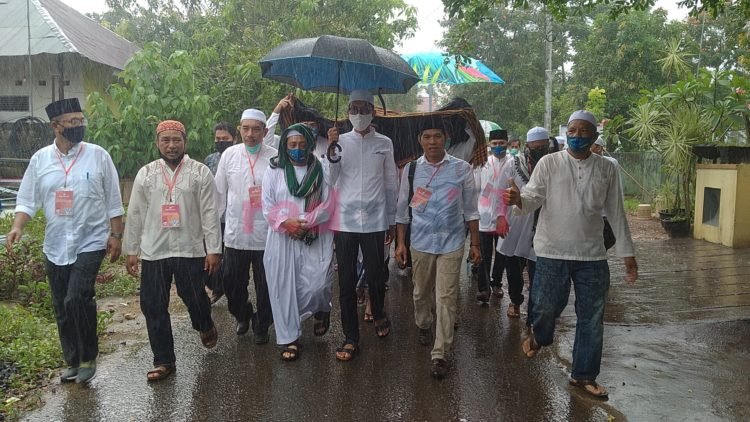 Pasangan Manis Daftar Sebagai Calon Bupati Dan Wakil Ke KPU Di Hari Pertama