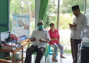 Haji Martinus Kunjungi Warga Guntung Payung Hingga Bagikan Makanan Gratis untuk Jamaah Salat Jumat